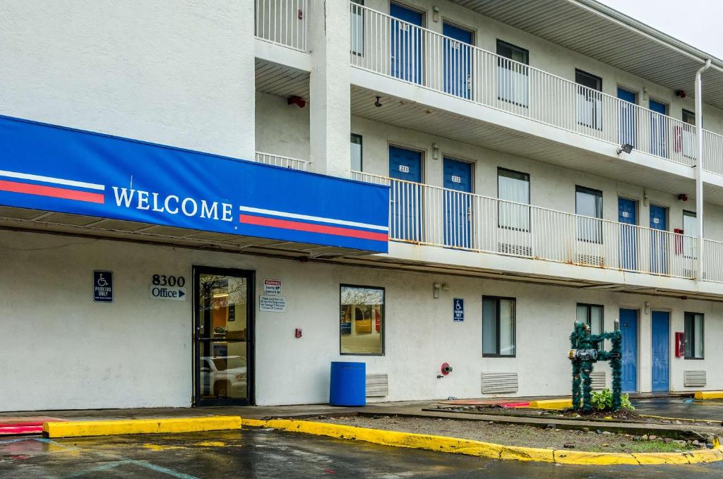 Motel 6-Warren MI - Detroit East - main image