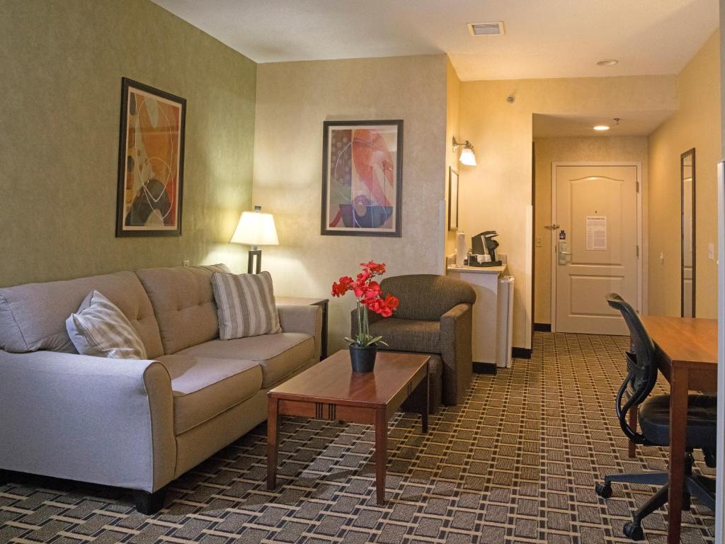 Holiday Inn Express Hotel & Suites Youngstown North-Warren/Niles an IHG Hotel - image 7