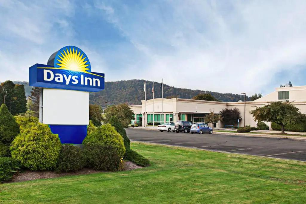 Days Inn by Wyndham Warren - main image