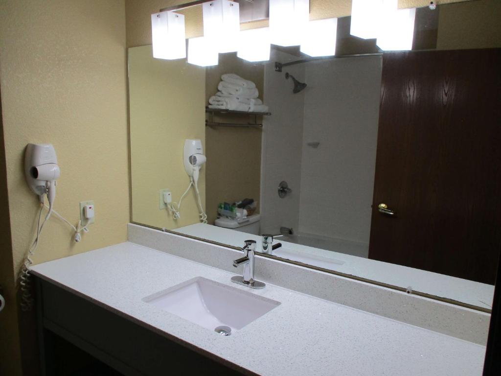 Best Western Warrensburg Inn - image 4