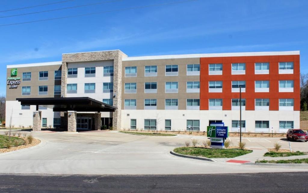 Holiday Inn Express & Suites - Warrensburg North an IHG Hotel - main image