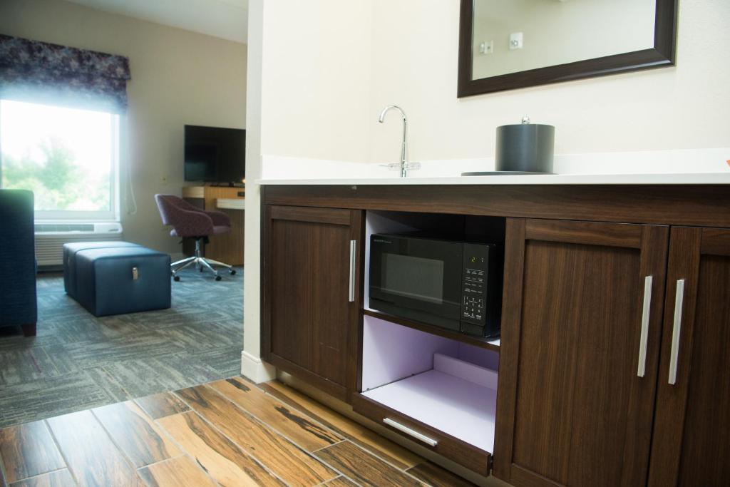 Hampton Inn & Suites Warrington Horsham - image 3