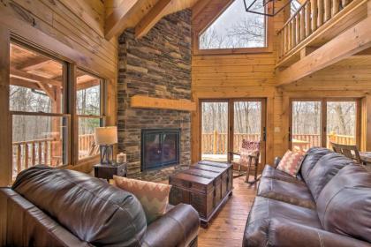 Family-Friendly Warsaw Cabin with Furnished Deck - image 1