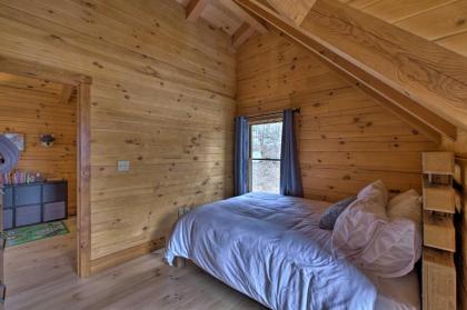 Family-Friendly Warsaw Cabin with Furnished Deck - image 11