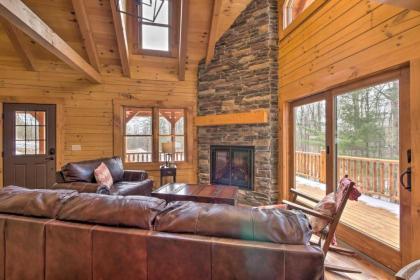 Family-Friendly Warsaw Cabin with Furnished Deck - image 2