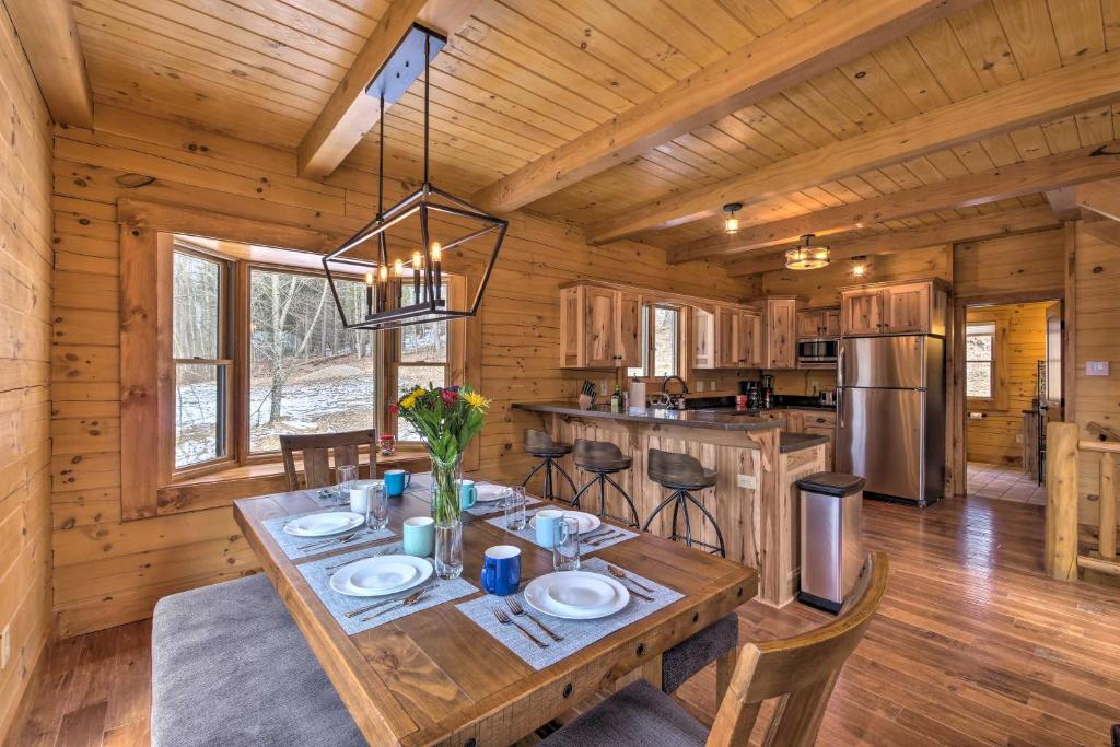 Family-Friendly Warsaw Cabin with Furnished Deck - image 7