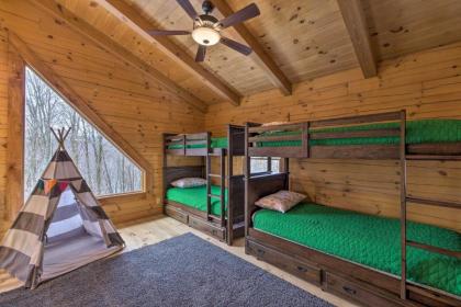 Family-Friendly Warsaw Cabin with Furnished Deck - image 9