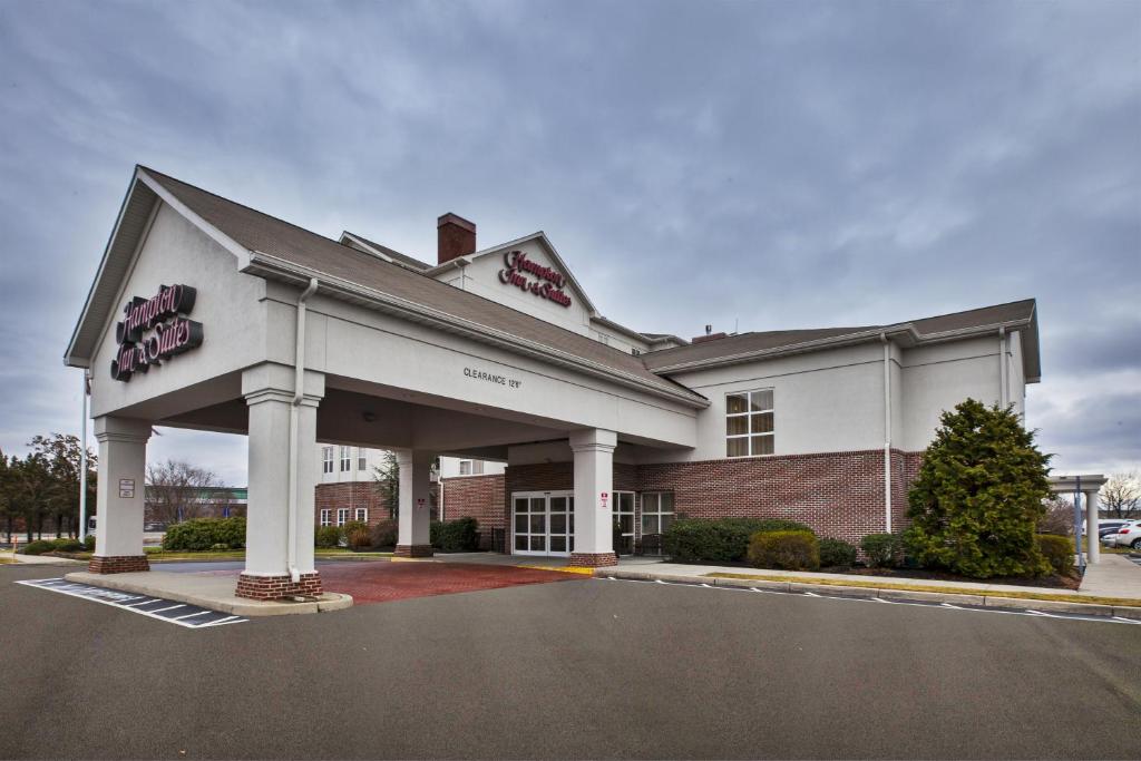 Hampton Inn & Suites Providence-Warwick Airport - image 2