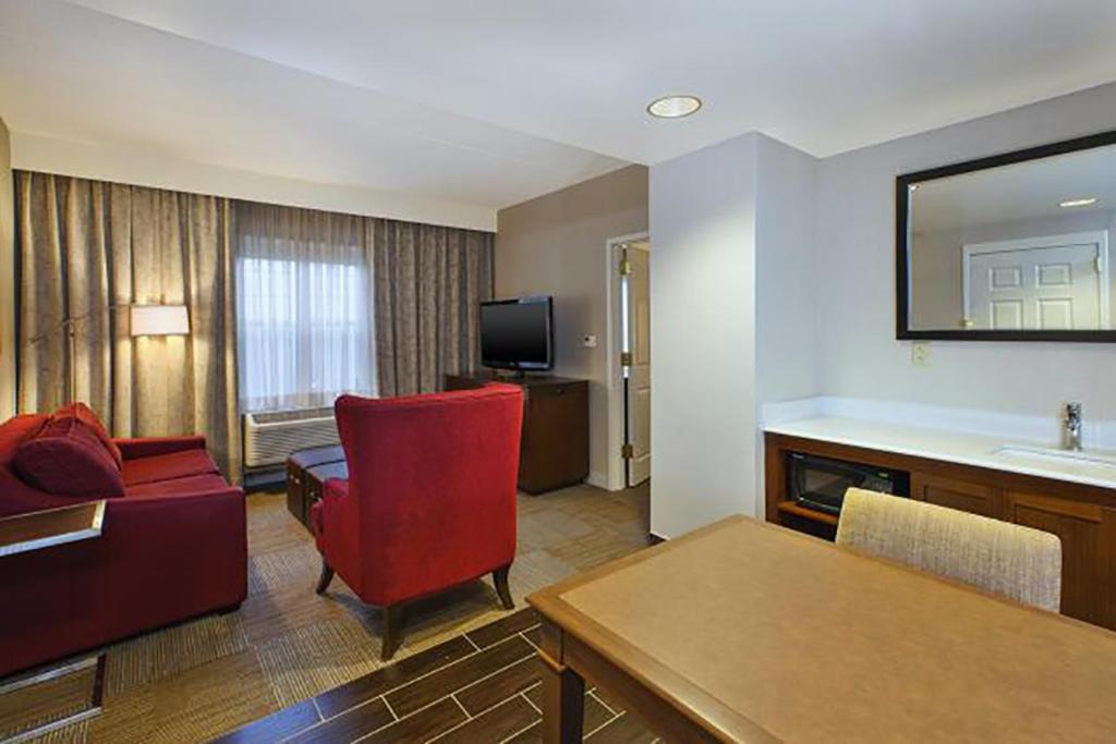 Hampton Inn & Suites Providence-Warwick Airport - image 3