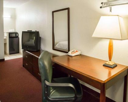 Econo Lodge North Washington - image 3