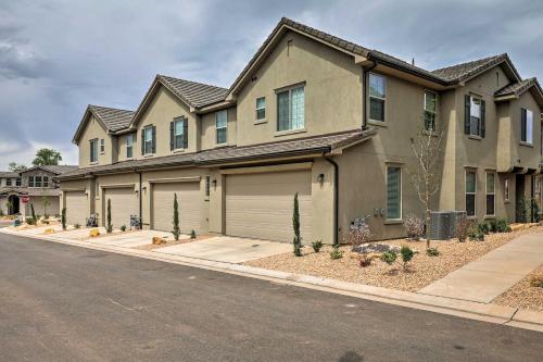 Washington Townhome with Views and Pool Access! - image 4