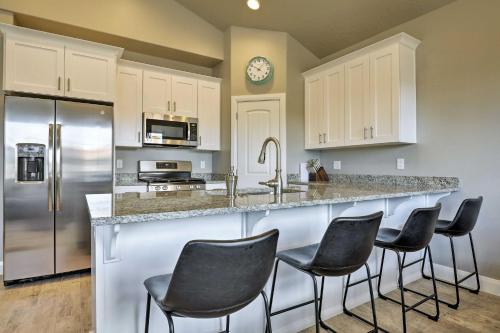 Upscale Townhome with Pool-Near St George and Zion - image 3