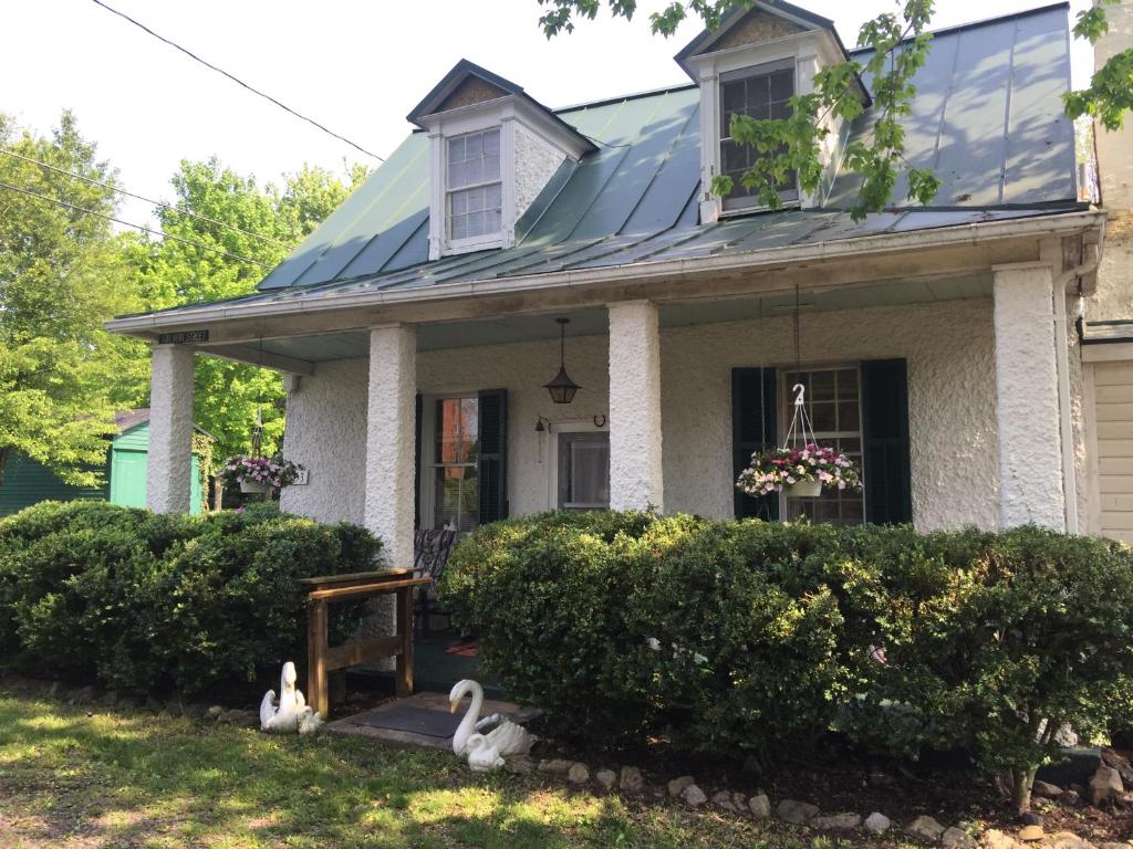 Entite Colonial house across the Inn - main image