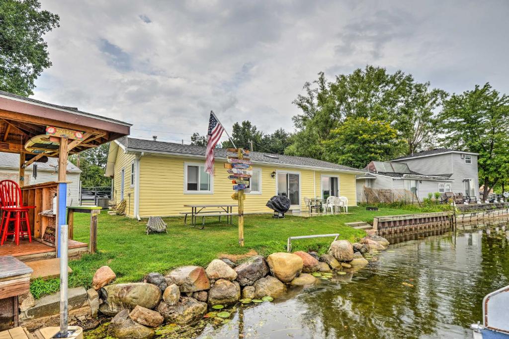 Lakefront Home Tiki Bar BBQ Canoes and Fire Pit! - main image