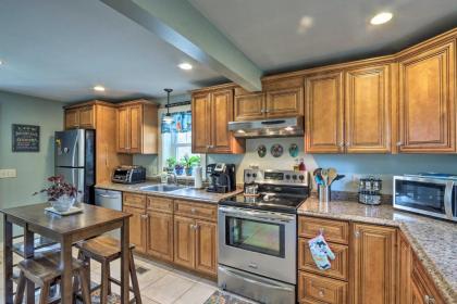 Remodeled Farmhouse in Waterford Near 2 Beaches! - image 9