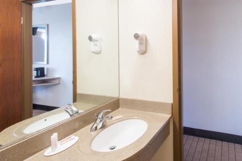 Microtel Inn & Suites By Wyndham Seneca Falls - image 2