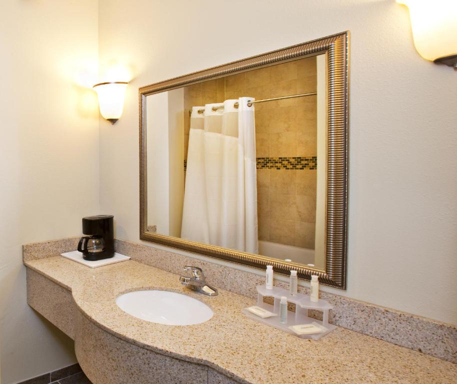 Holiday Inn Express- Waterloo/Cedar Falls an IHG Hotel - image 3