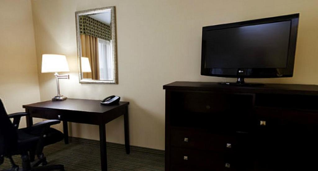 Holiday Inn Express- Waterloo/Cedar Falls an IHG Hotel - image 6