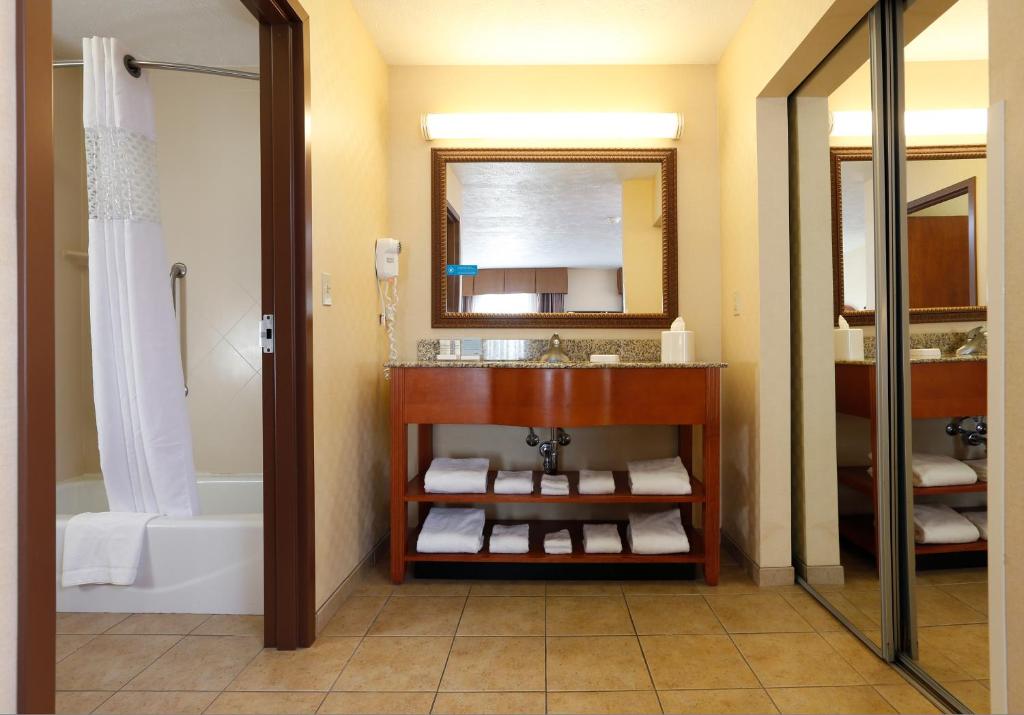 Hampton Inn Waterloo - image 7