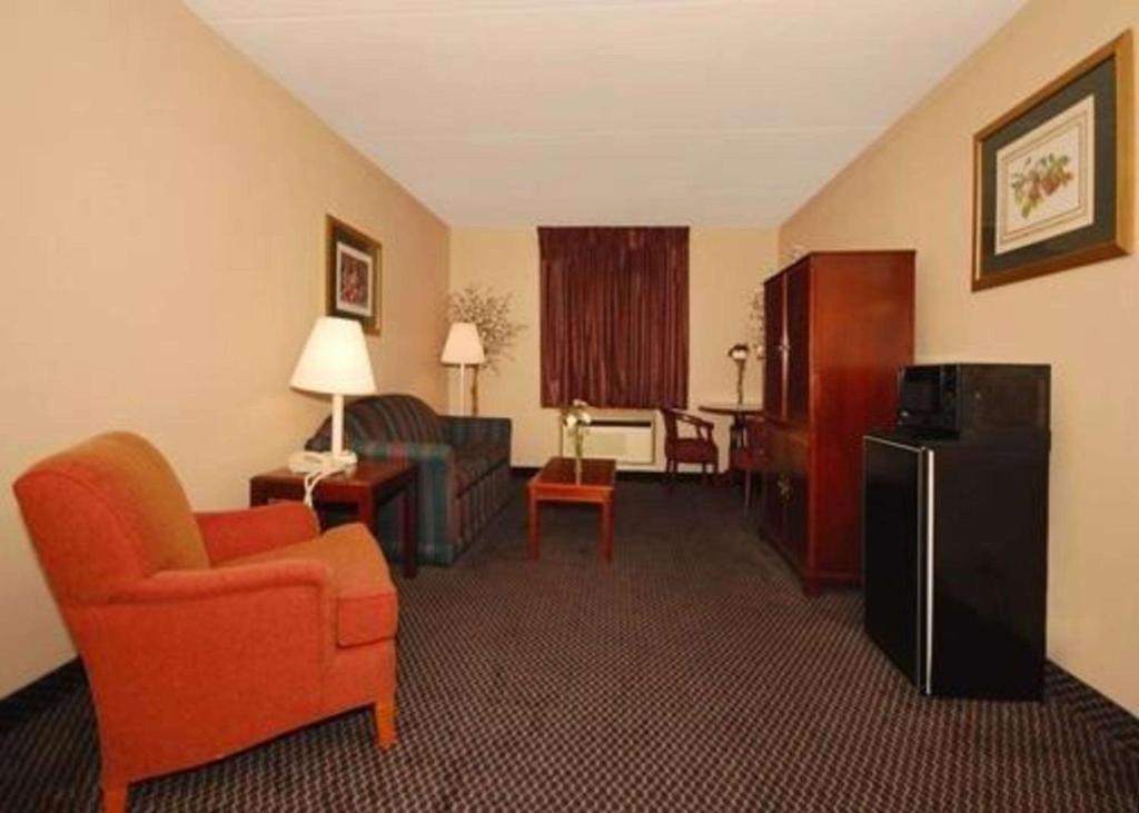 Econo Lodge Inn & Suites - image 7