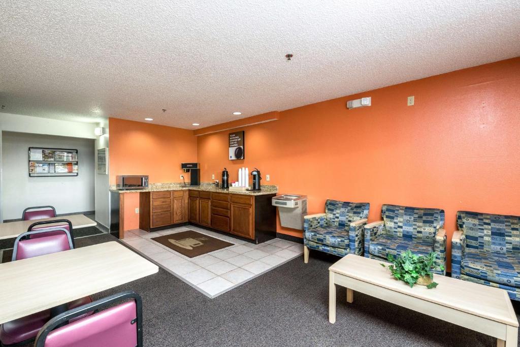 Motel 6-Waterloo IA - image 5