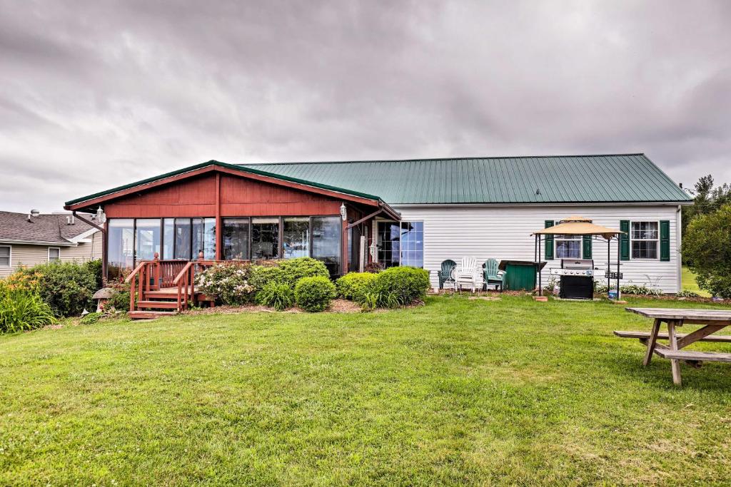 Lyndonville House with Fire Pit and Screened-In Patio! - main image