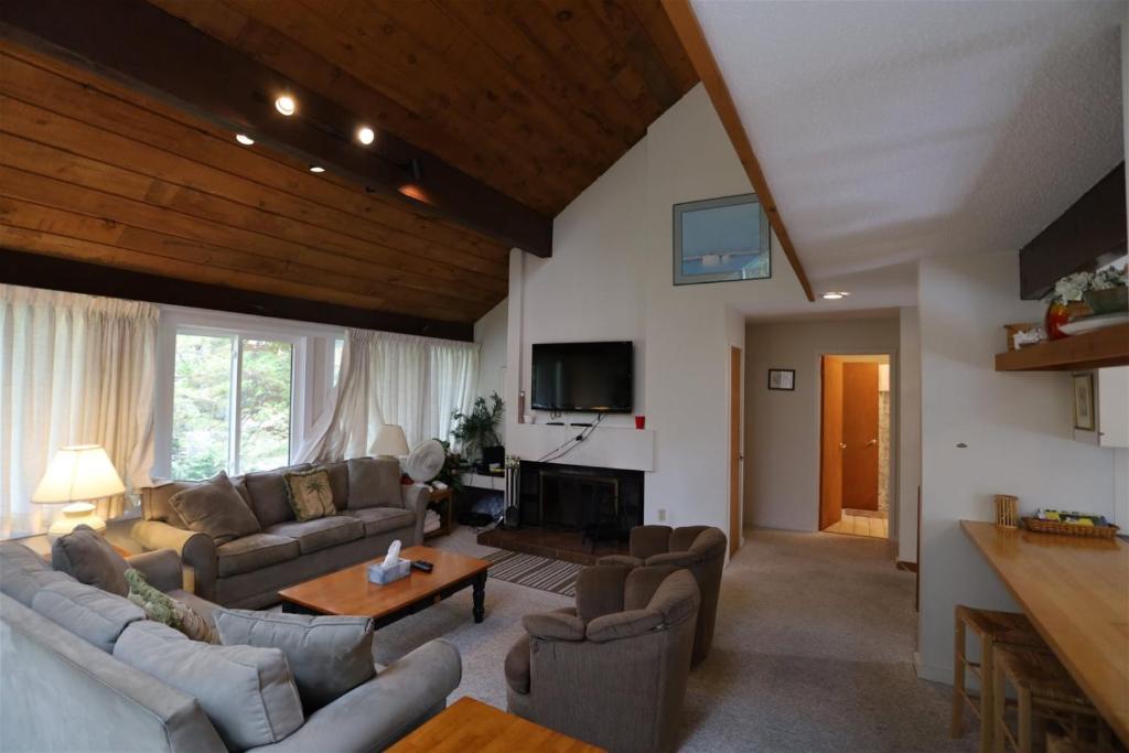 Waterville Valley Vacation Condo close to Town Square and Free Shuttle to Ski Area! - image 3