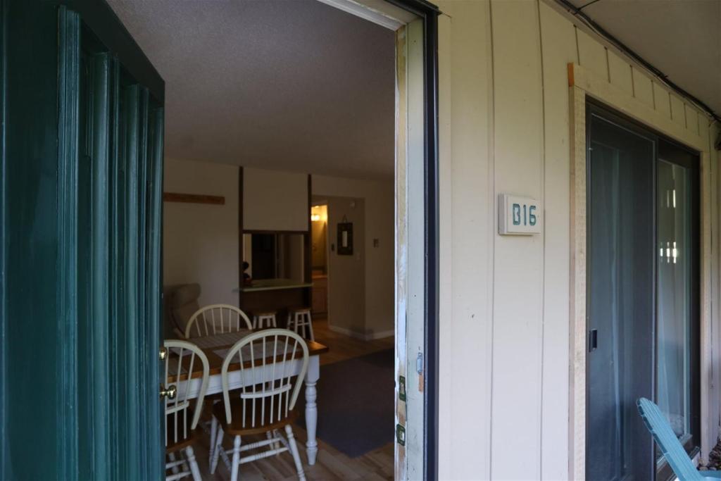 Waterville Valley Pet Friendly Vacation Condo close to Community Center! - image 2