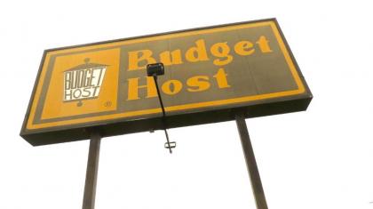 Budget Host Airport Inn - image 5