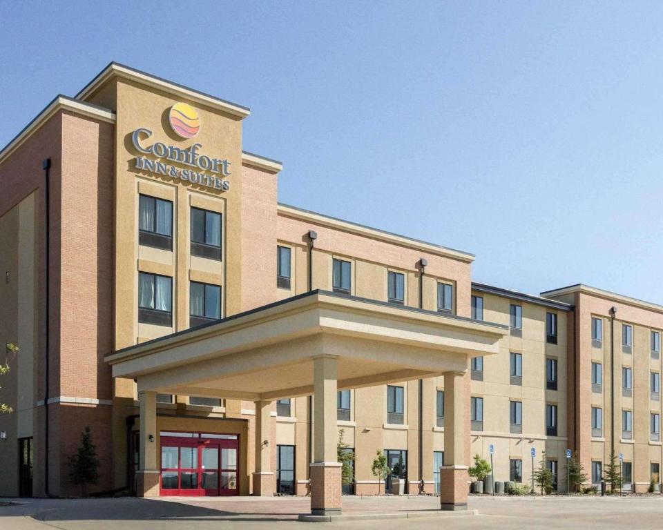 Comfort Inn & Suites Watford City - main image