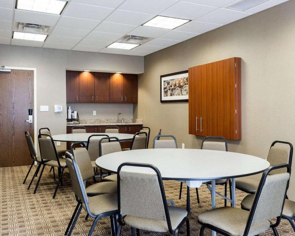 Comfort Inn & Suites Watford City - image 6