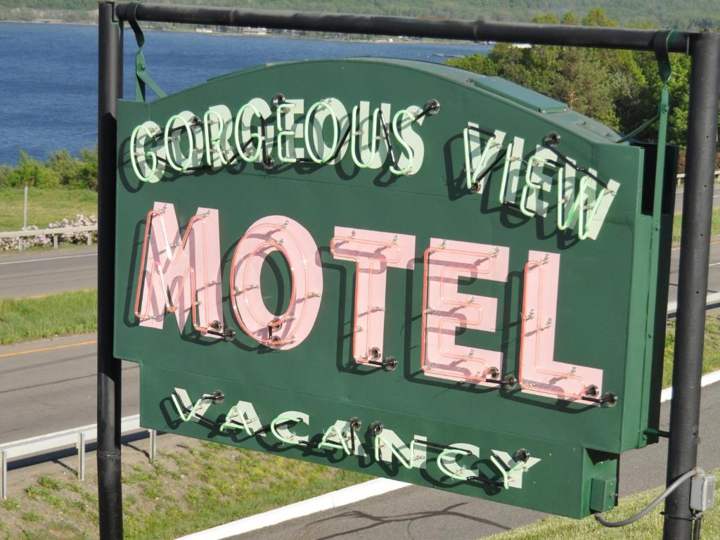 Gorgeous View Motel - image 4