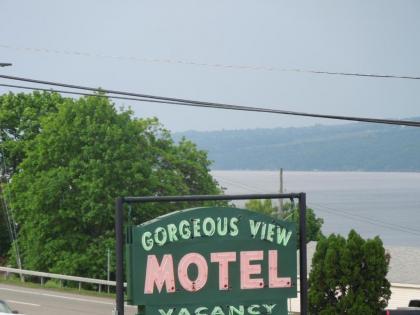 Gorgeous View Motel - image 8