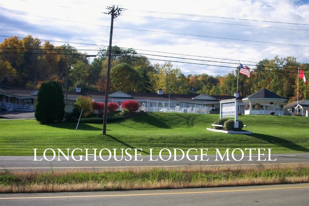 Longhouse Lodge Motel - main image