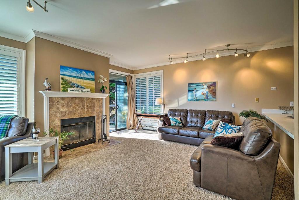 Beachfront Condo with BBQ and Monterey Bay Views - main image