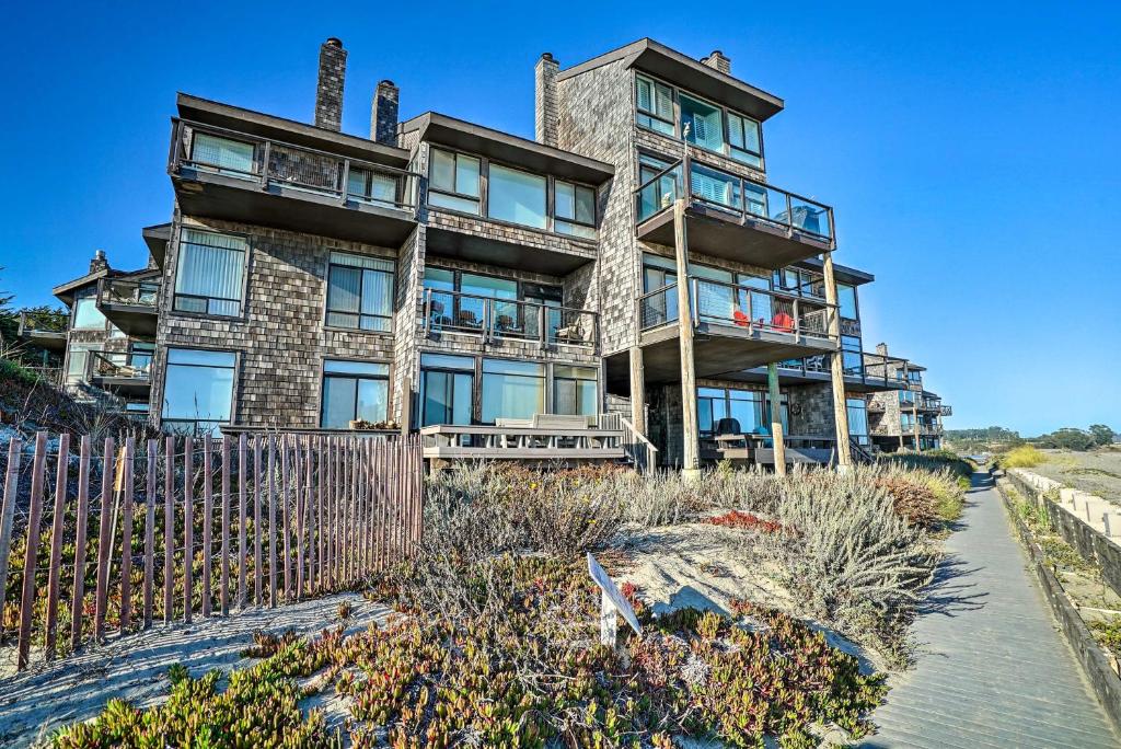 Beachfront Condo with BBQ and Monterey Bay Views - image 3