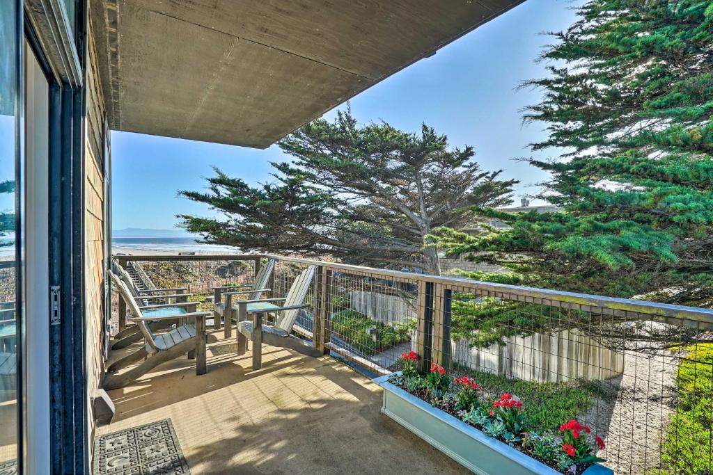 Beachfront Condo with BBQ and Monterey Bay Views - image 4