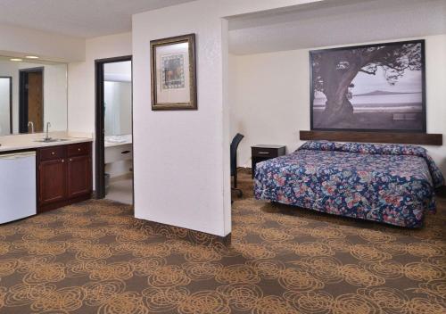 Rodeway Inn Waukegan - image 2