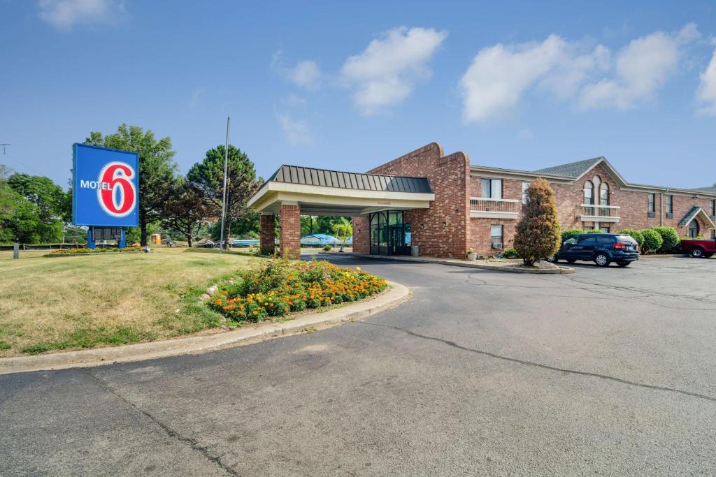 Motel 6-Waukegan IL - main image