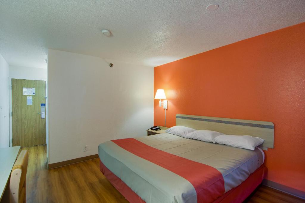 Motel 6-Waukegan IL - image 6