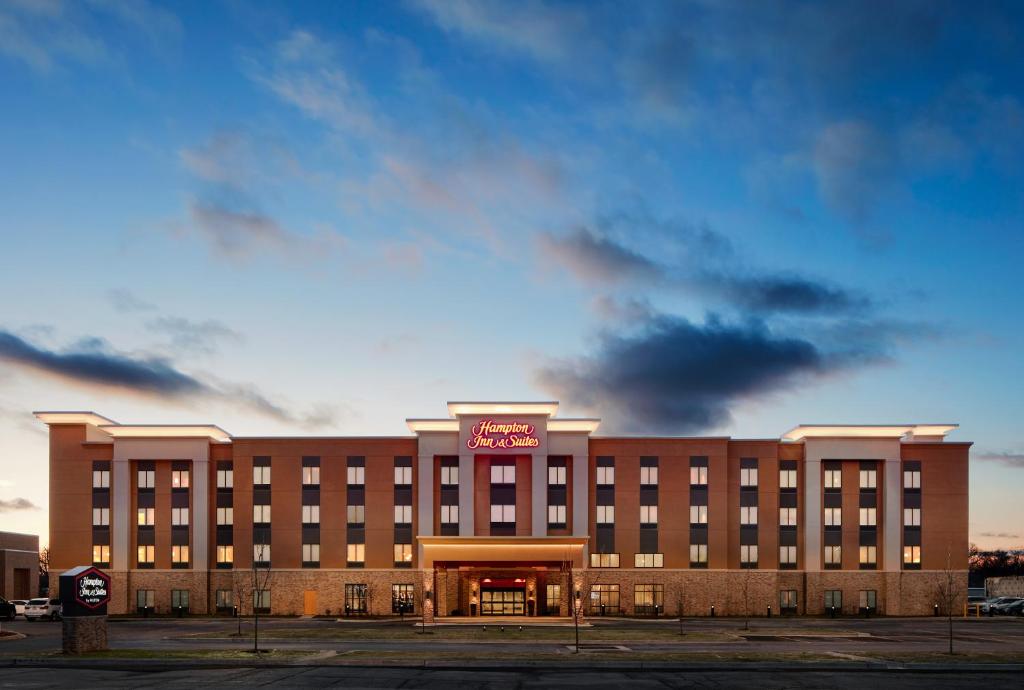 Hampton Inn & Suites Chicago/Waukegan - image 2