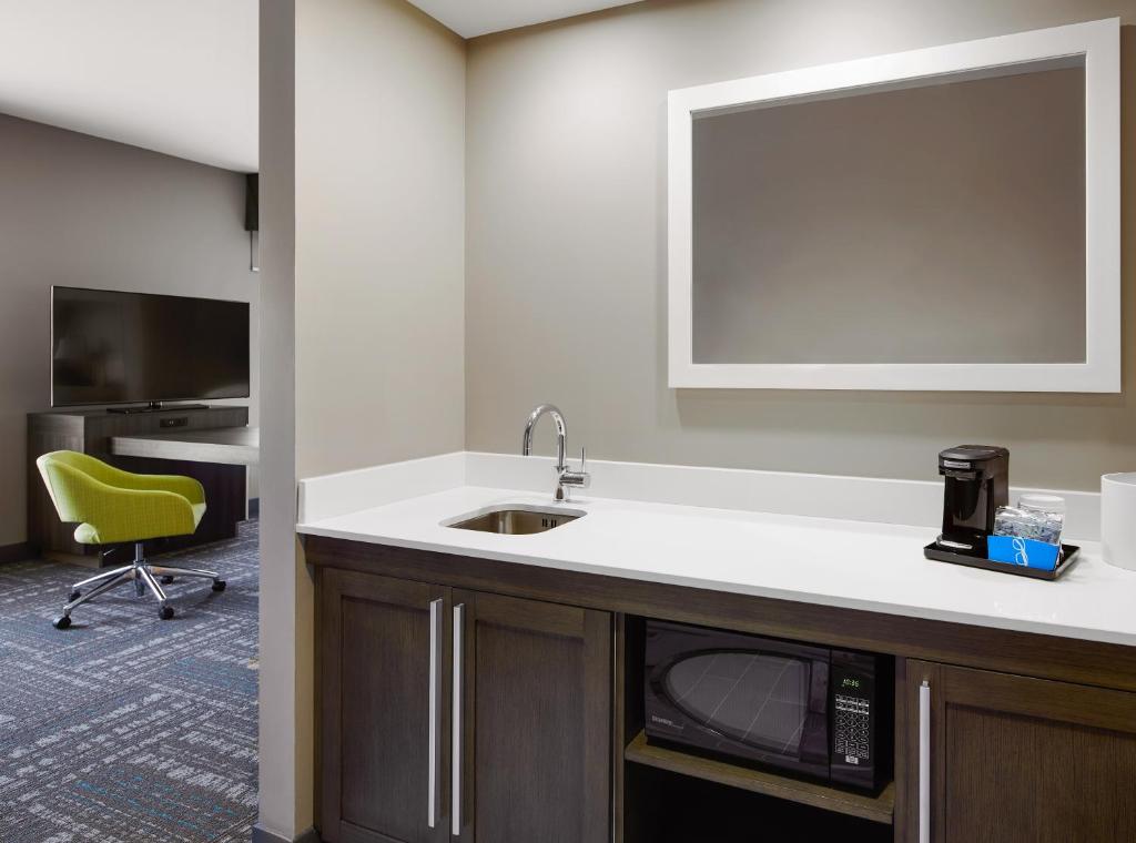 Hampton Inn & Suites Chicago/Waukegan - image 6