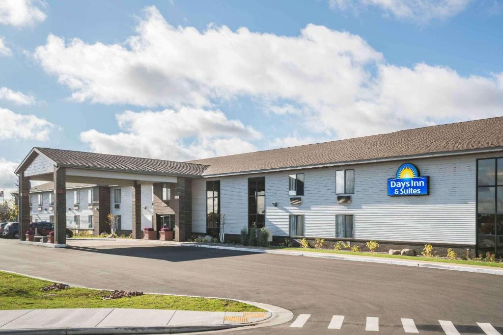 Days Inn & Suites by Wyndham Wausau - main image