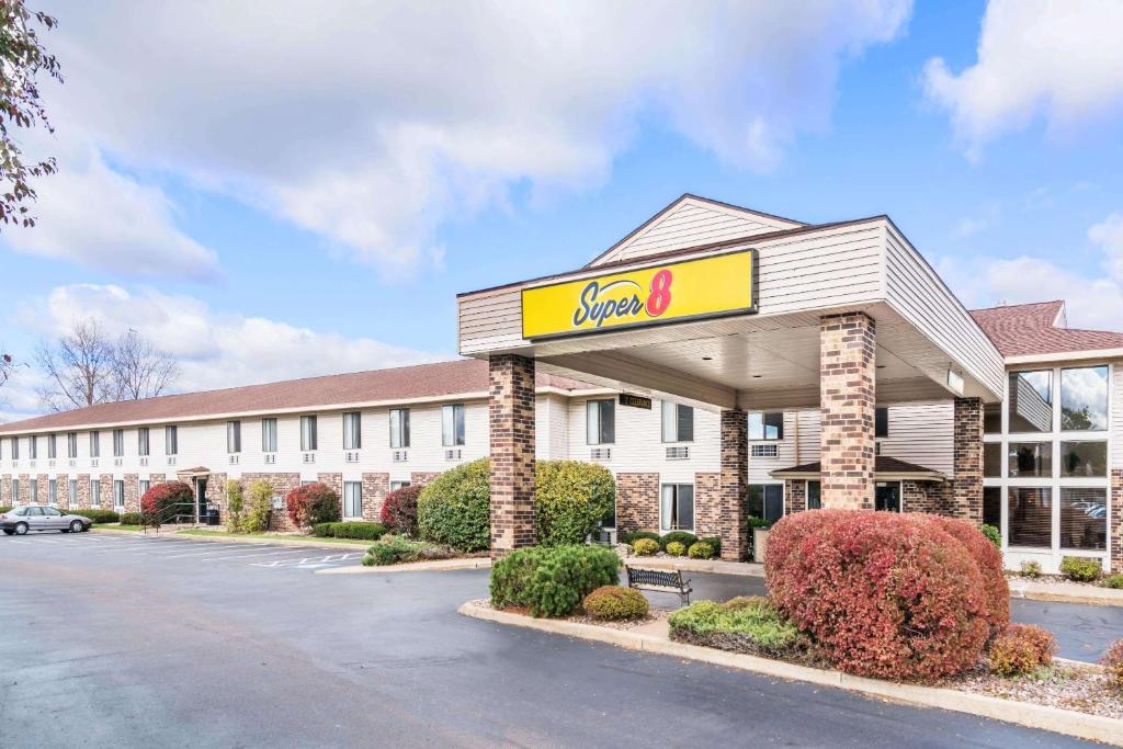 Super 8 by Wyndham Wausau - main image