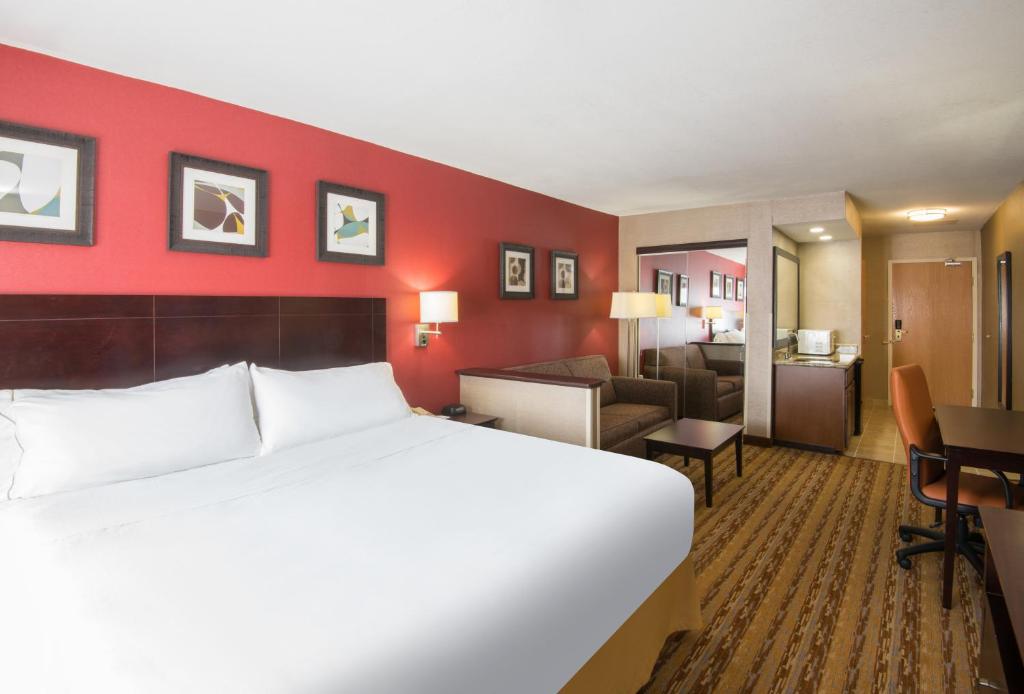 Holiday Inn Express Hotel & Suites Wauseon an IHG Hotel - image 7