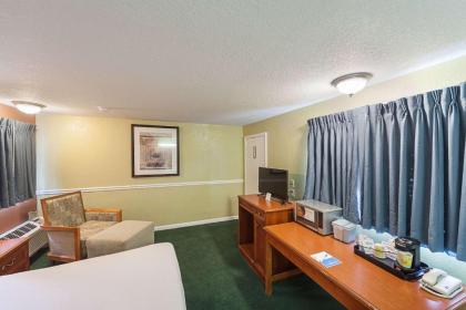 Rodeway Inn - image 9