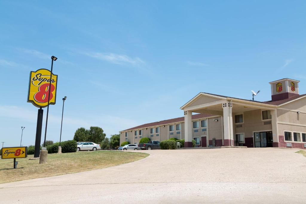 Super 8 by Wyndham Waxahachie TX - image 2