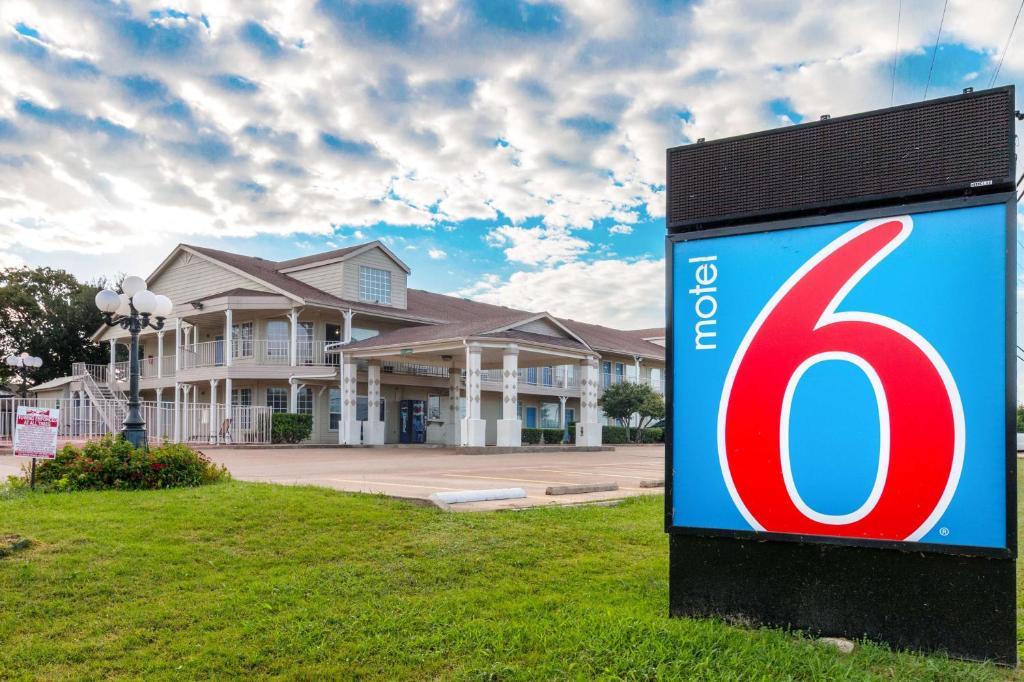 Motel 6-Waxahachie TX - main image