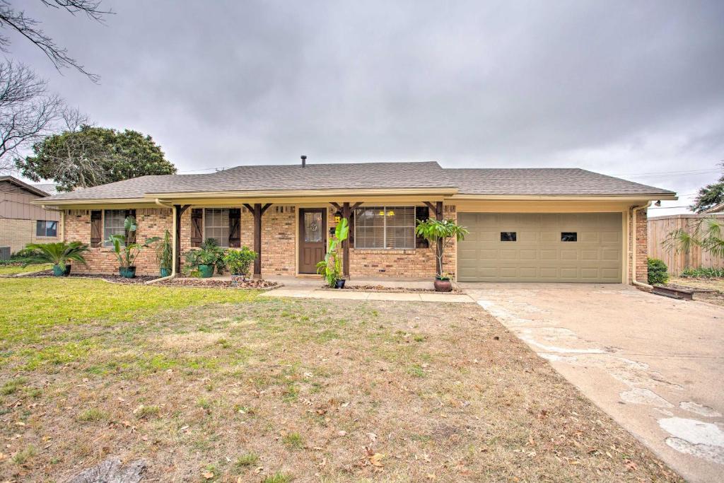 Spacious Ranch Home in Historic Waxahachie! - main image