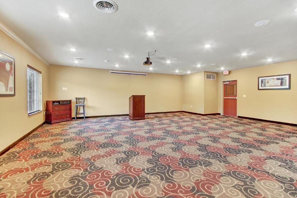 Cobblestone Hotel & Suites - Waynesboro - image 3